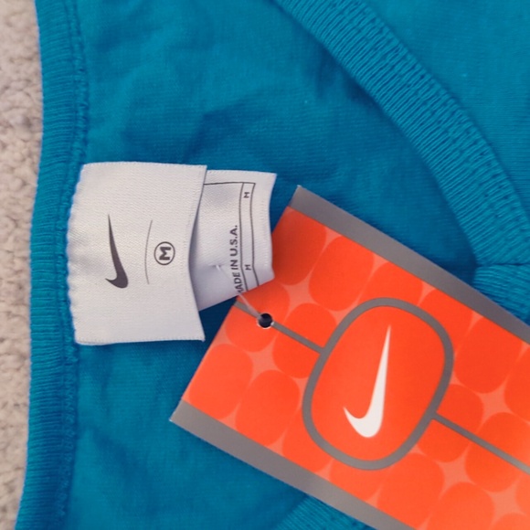 NIKE women's Vneck T-shirt - Picture 3 of 3